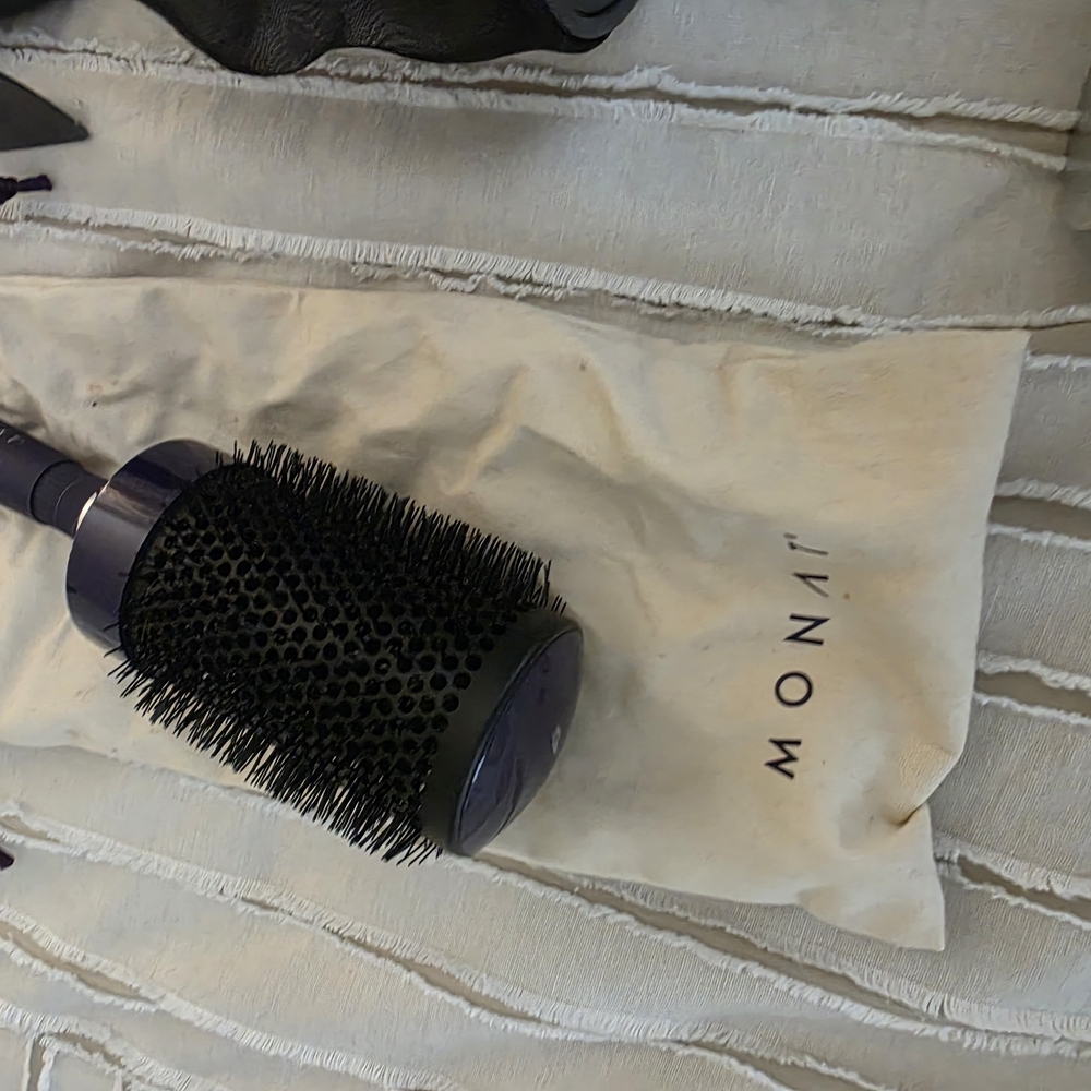 MONAT Black Hair Brush